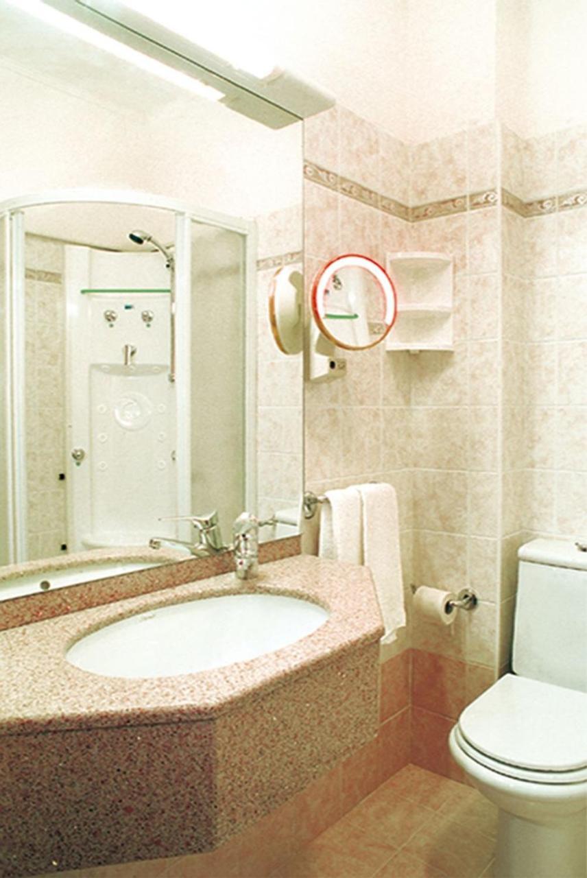Suite (3 Adulti) con Vista Mare Parziale e Balcone