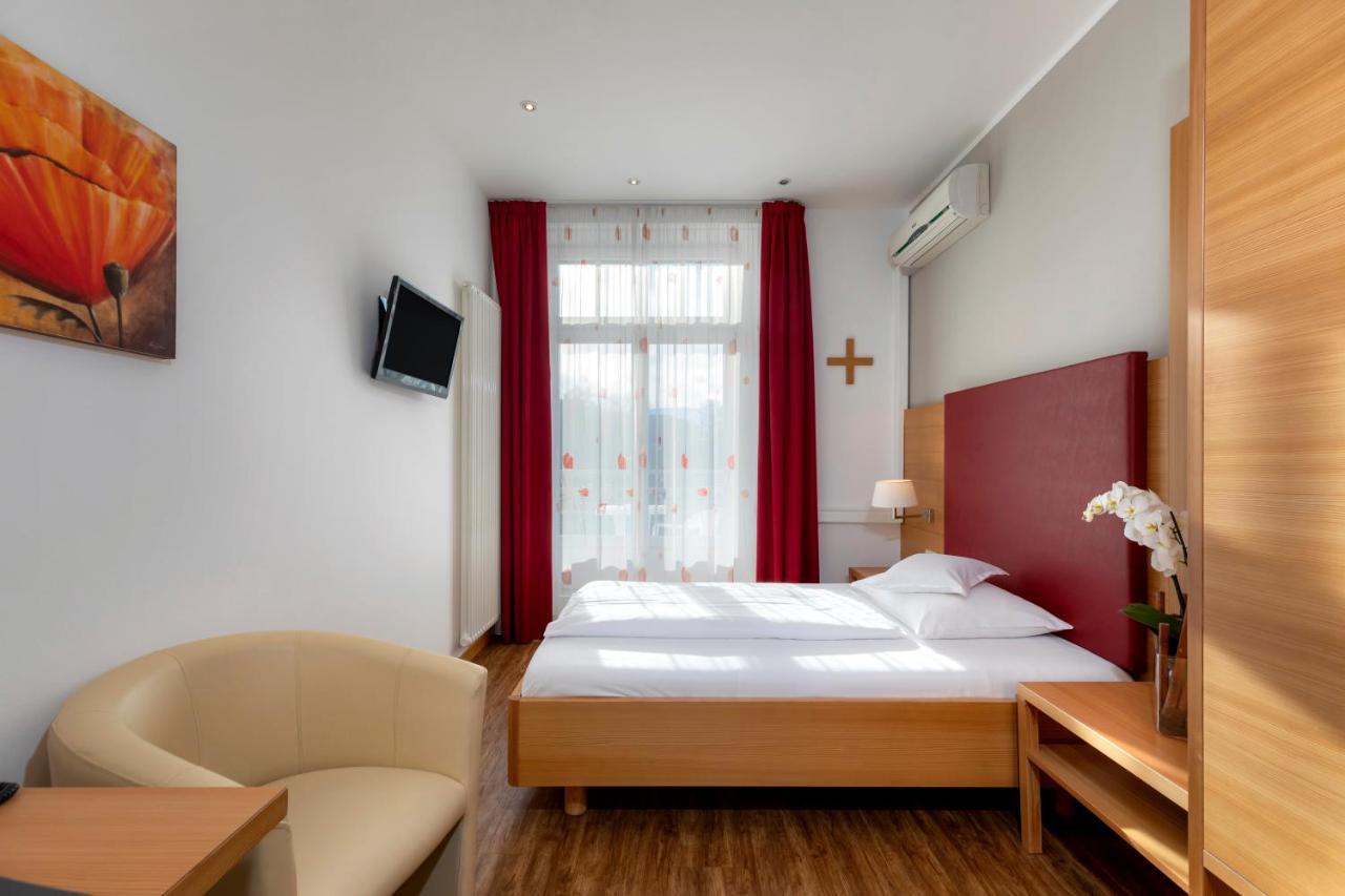 Single Room Balcony,753362000:JPEG