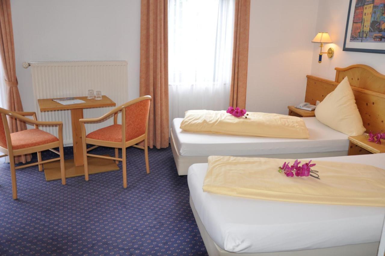 Zweibettzimmer mit Balkon