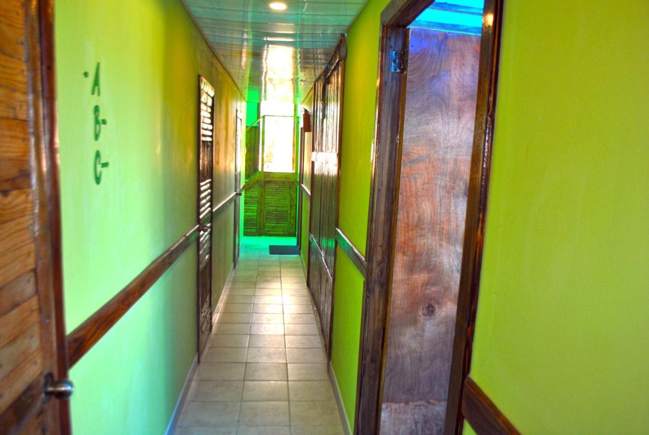 Lit Simple dans Dortoir pour Femmes