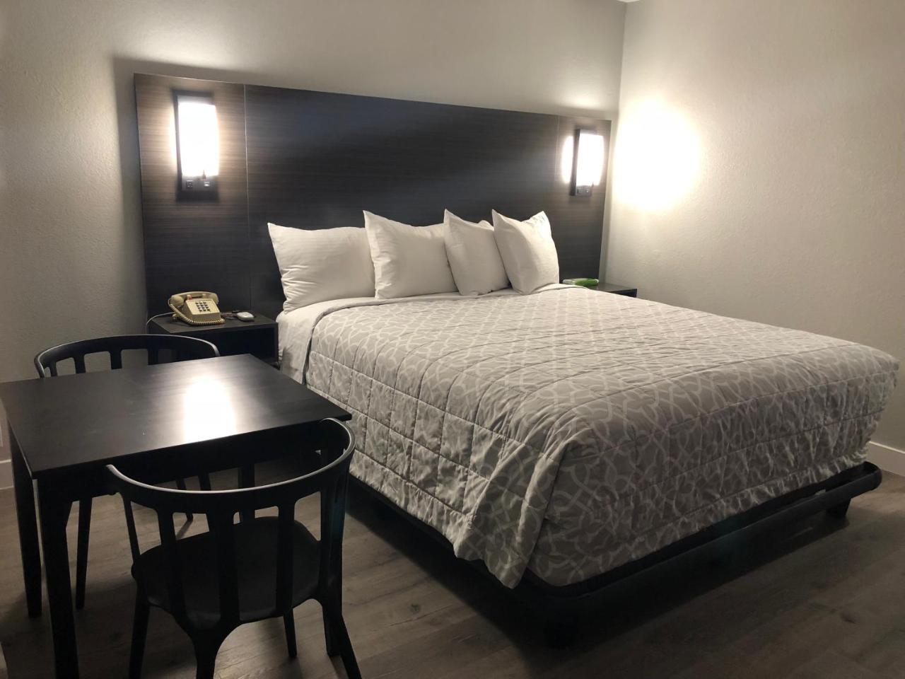 King Bed Non-Smoking Room with Fireplace