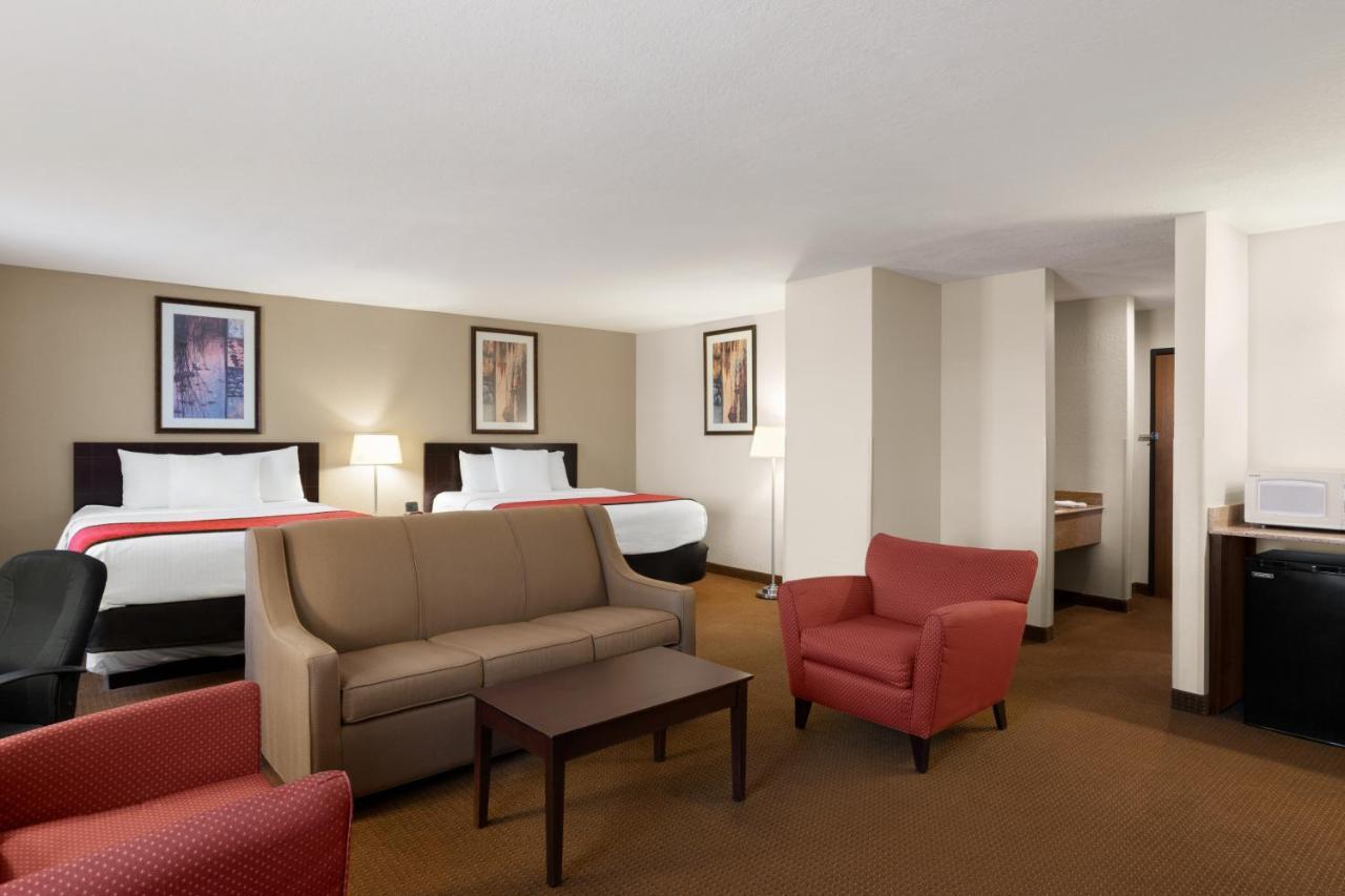 Deluxe Queen Suite - Non-Smoking