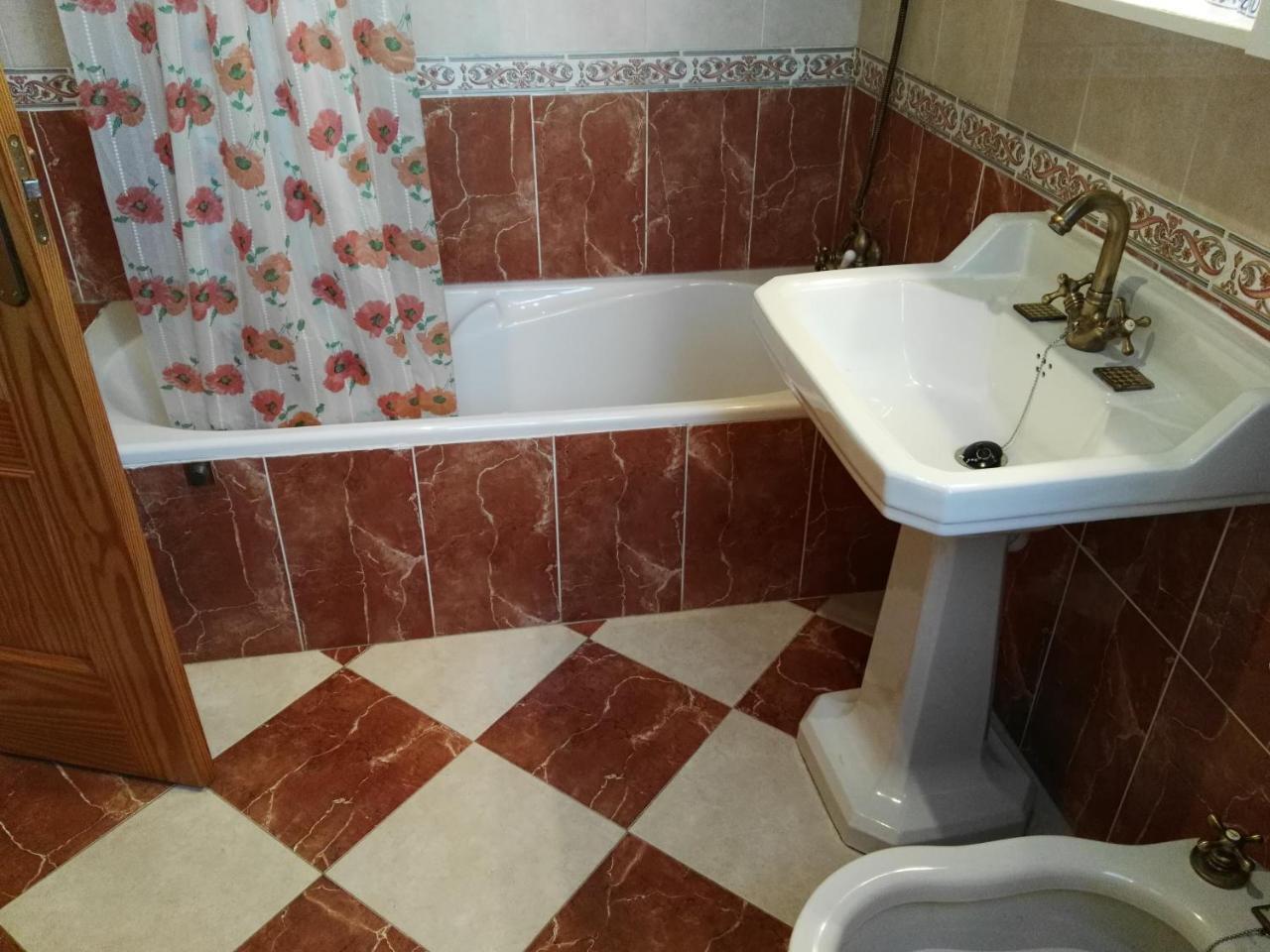 Habitación con cama grande