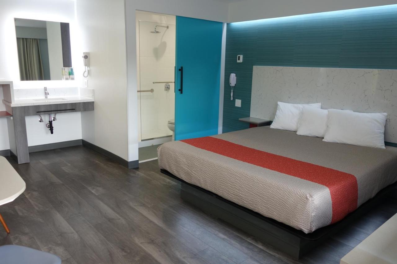 Zimmer mit Kingsize-Bett