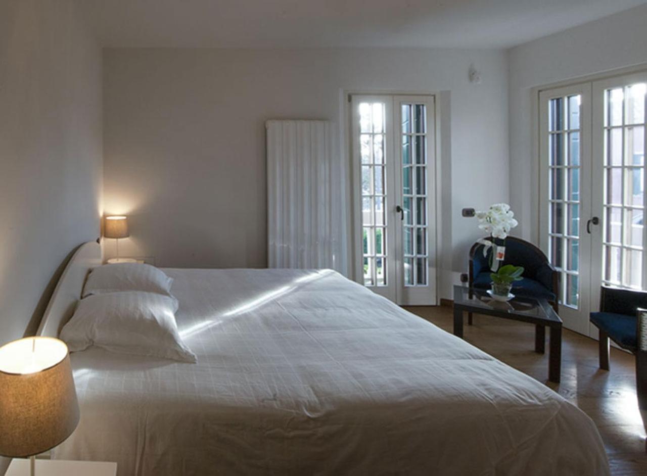 Zimmer mit Kingsize-Bett und Balkon