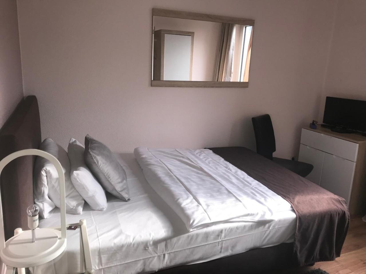 Small Double Room,769686328:JPEG
