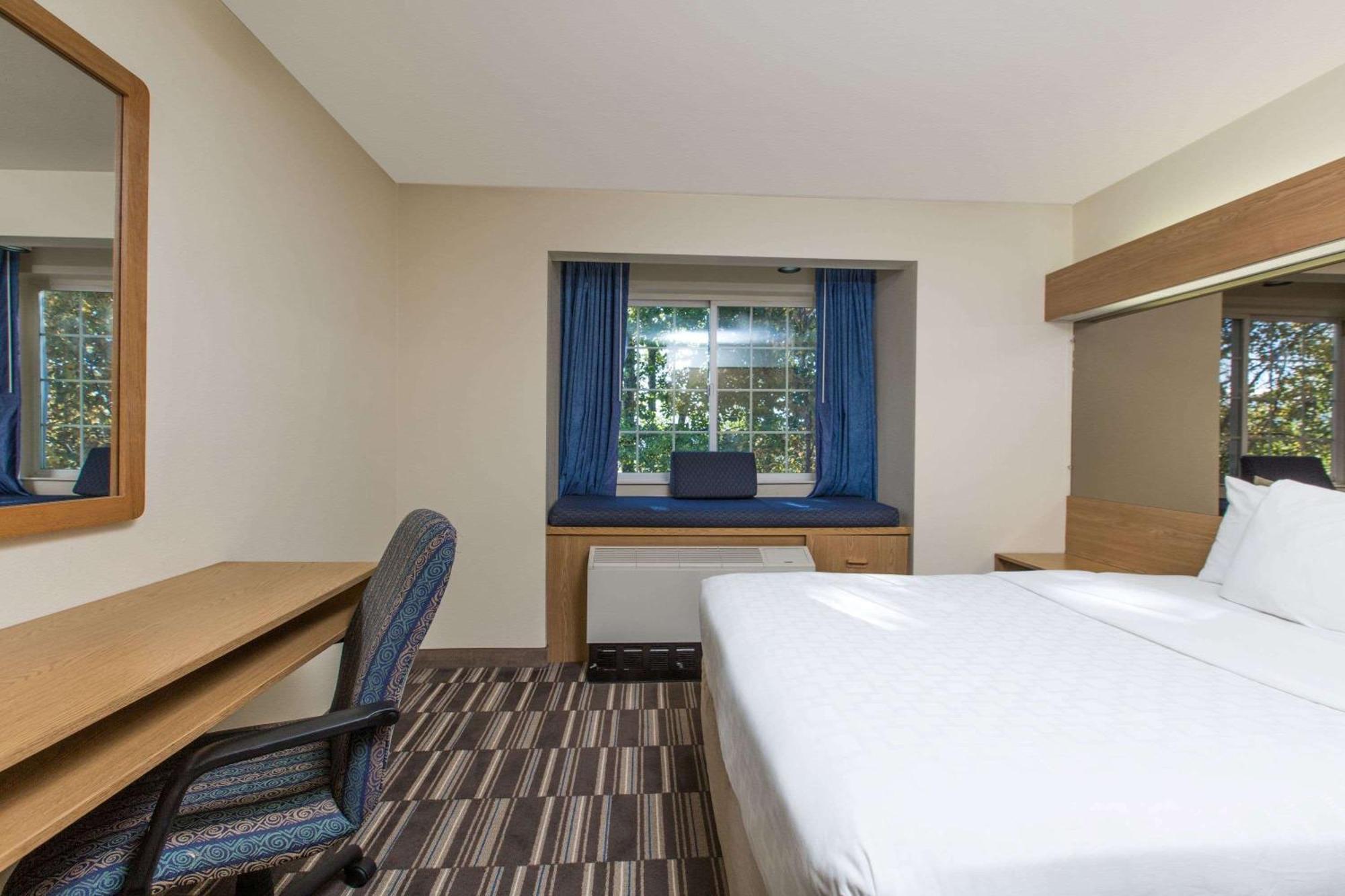 1 Queen Bed, Mobility Accessible Junior Suite, Roll-In Shower, Non-Smoking