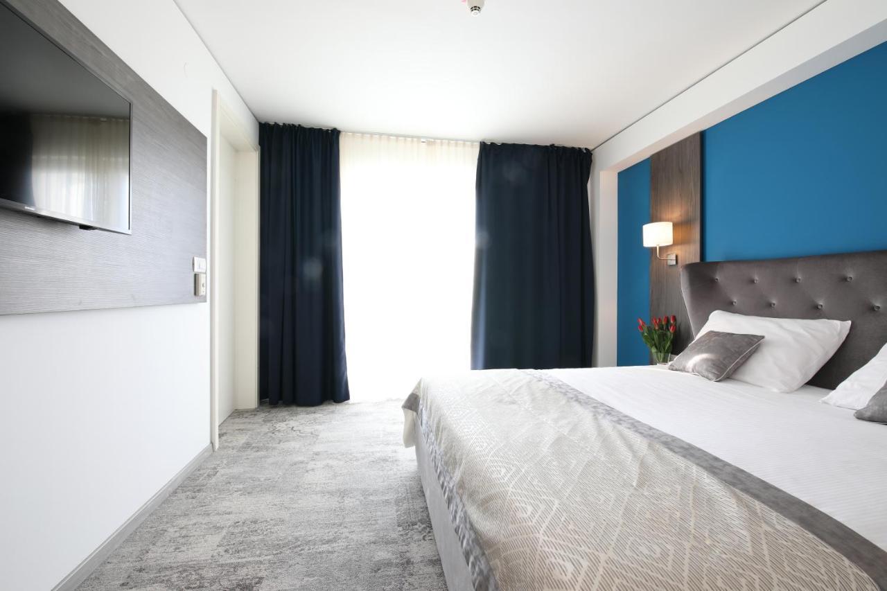 Standard Suite,775684006:JPEG