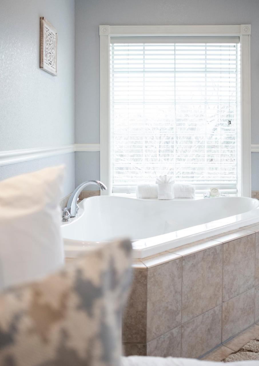 Queen Junior Suite with Fireplace & Jacuzzi