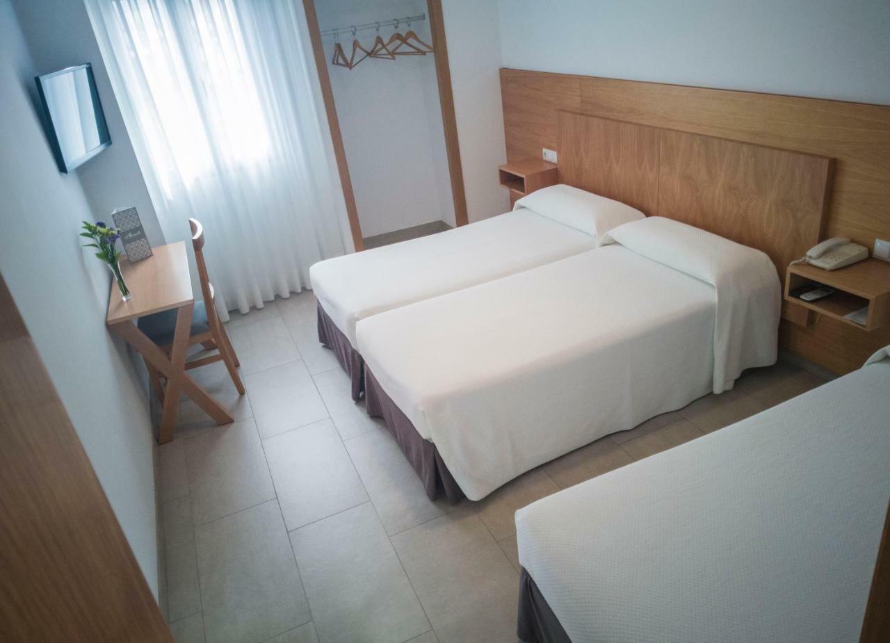 Tweepersoonskamer met 2 Aparte Bedden en een Extra Bed