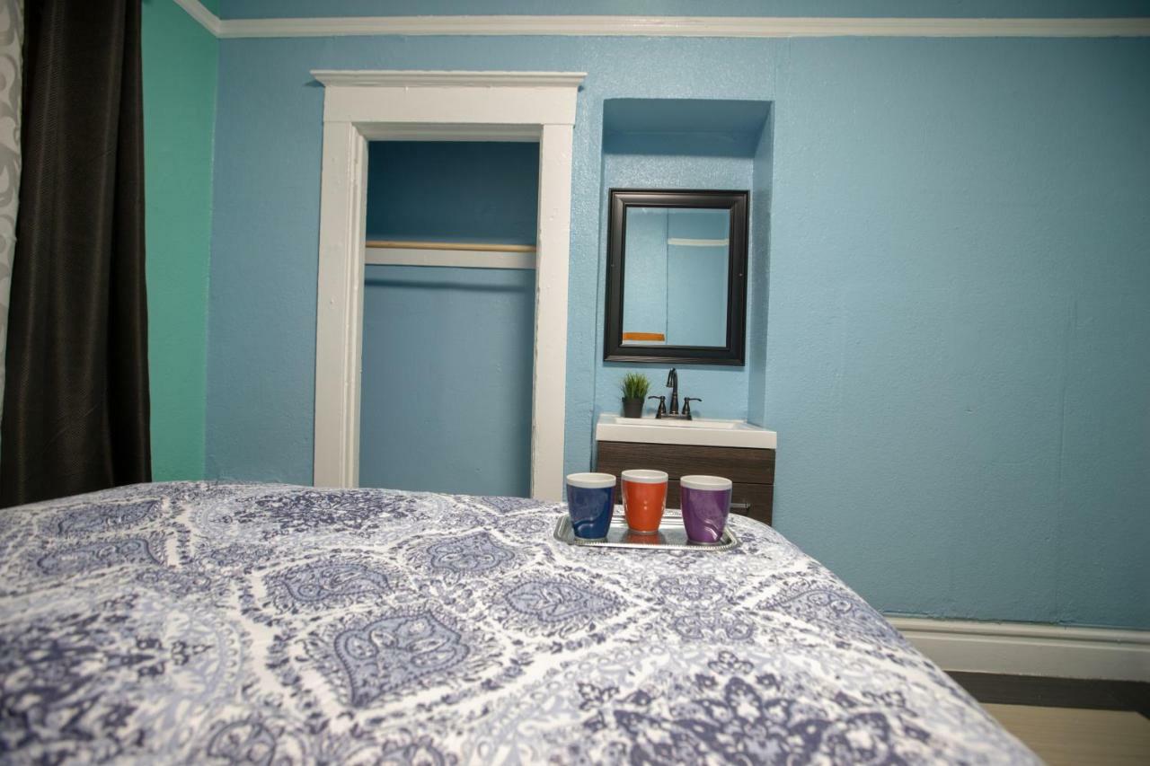 Zimmer mit Queensize-Bett und Gemeinschaftsbad auf dem Flur
