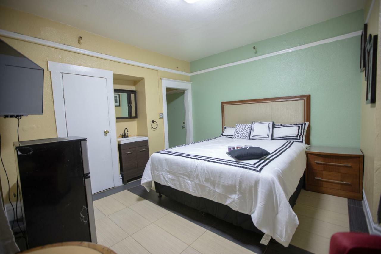 Deluxe Zimmer mit Kingsize-Bett und eigenem Badezimmer
