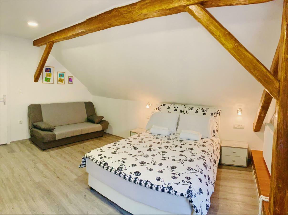 Comfort Tweepersoonskamer met Gedeelde Badkamer - Zolder