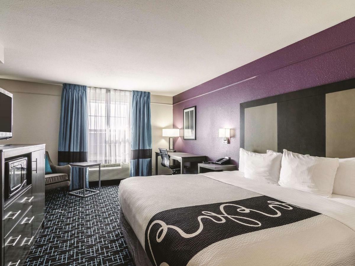 Deluxe King Room - Non-Smoking