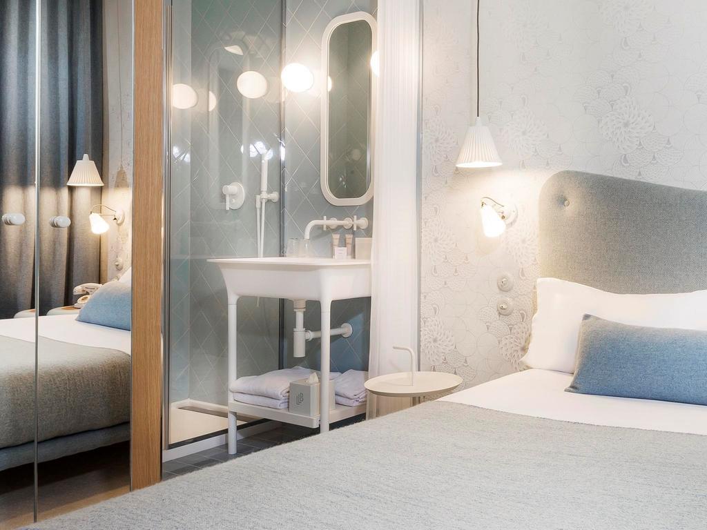 Quarto Individual Clássico com Cama Grande