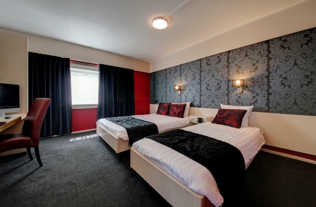 Tweepersoonskamer met 2 Aparte Bedden en Douche