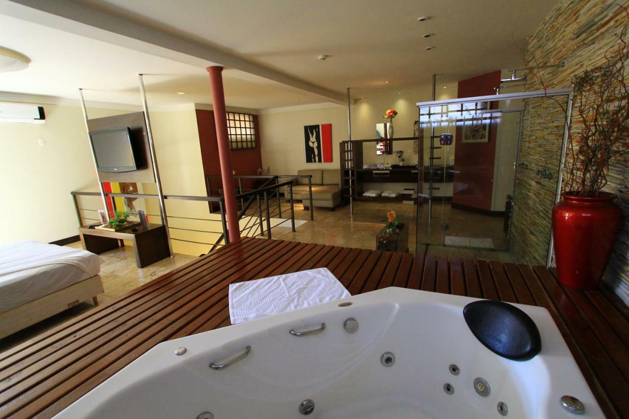 Quarto com Cama Queen-size e Banheira de Hidromassagem