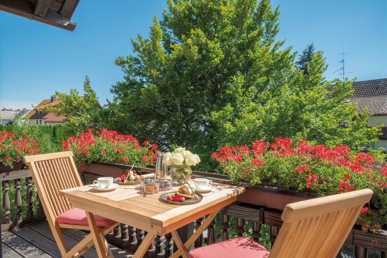 Suite im Landhausstil mit Balkon