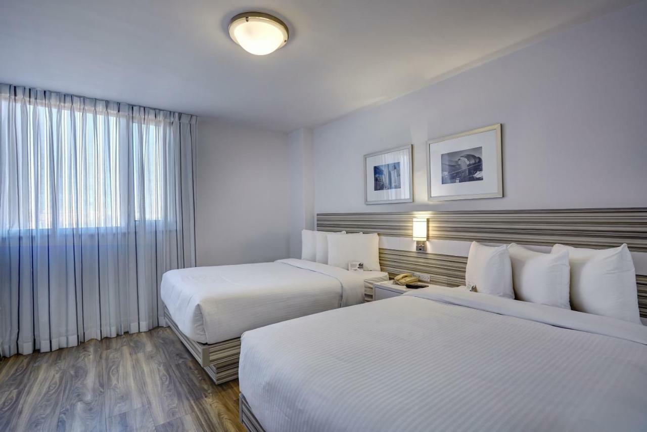 Quarto Duplo Deluxe com 2 Camas de Casal