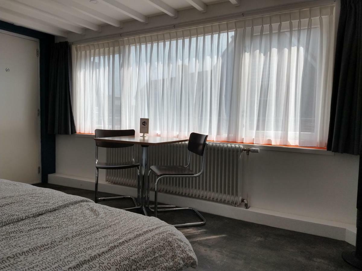 Zweibettzimmer mit eigenem Bad außerhalb des Zimmers