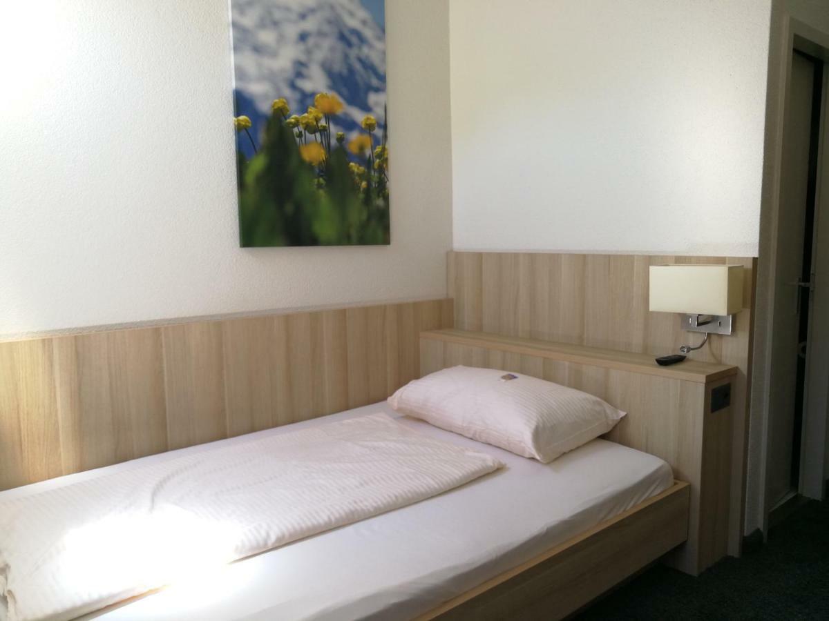 Standaard Tweepersoonskamer met 2 Aparte Bedden en Airconditioning