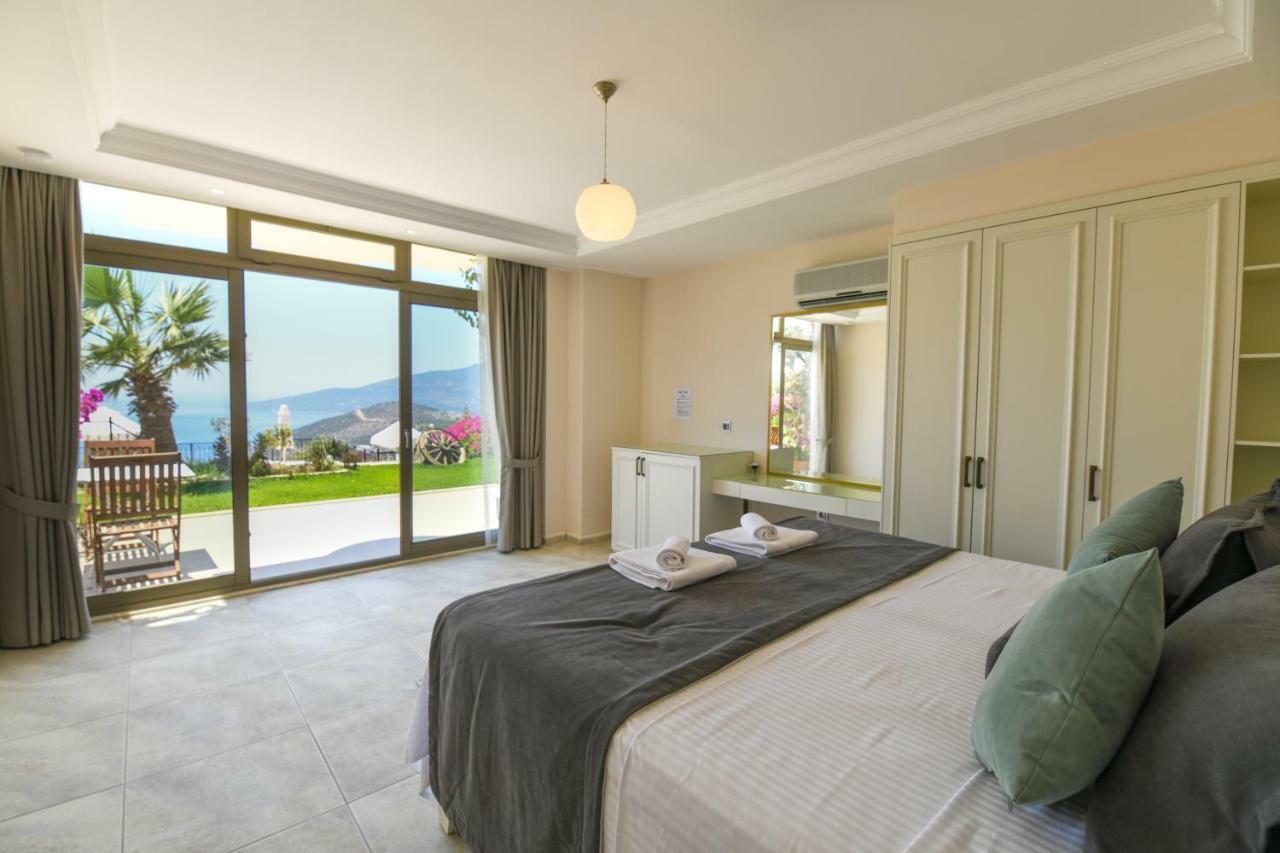 Zimmer mit Kingsize-Bett und Meerblick