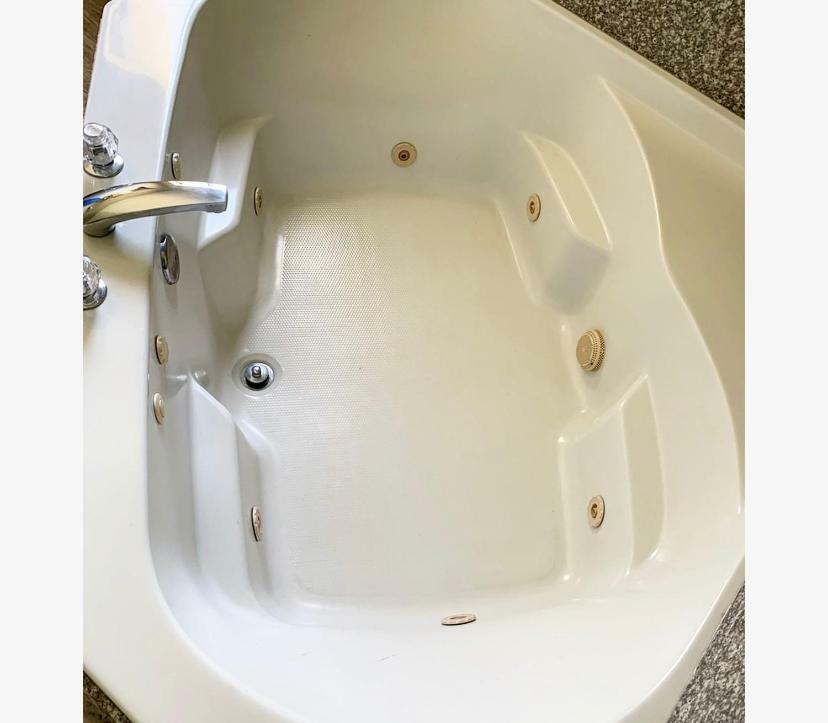 Deluxe King Room with Spa Bath- Non-Smoking