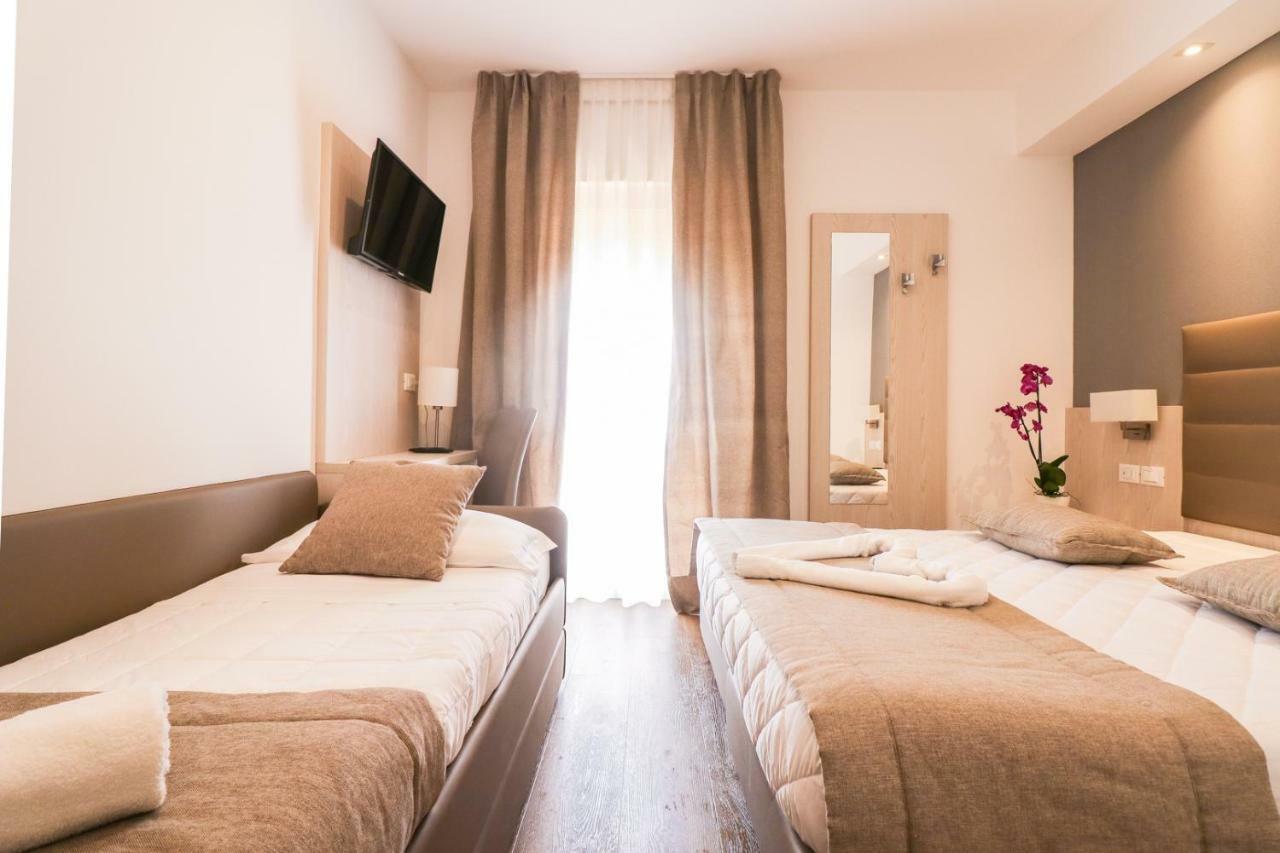 Dreibettzimmer mit eingeschränktem Meerblick