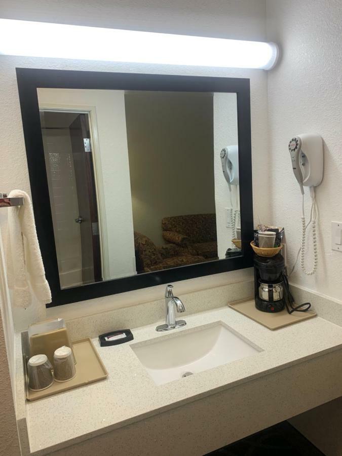 Deluxe King Room - Non-Smoking