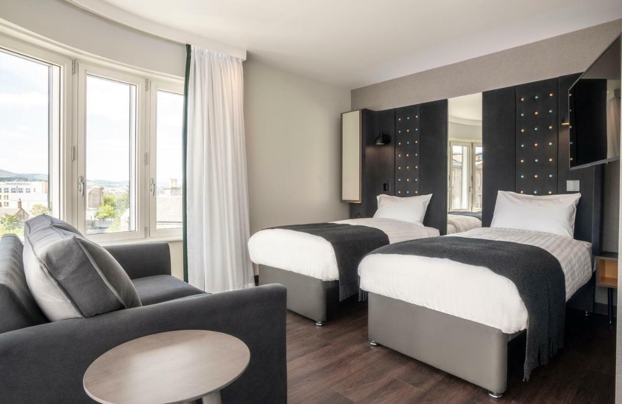 Comfortabele Tweepersoonskamer met 2 Aparte Bedden en Uitzicht