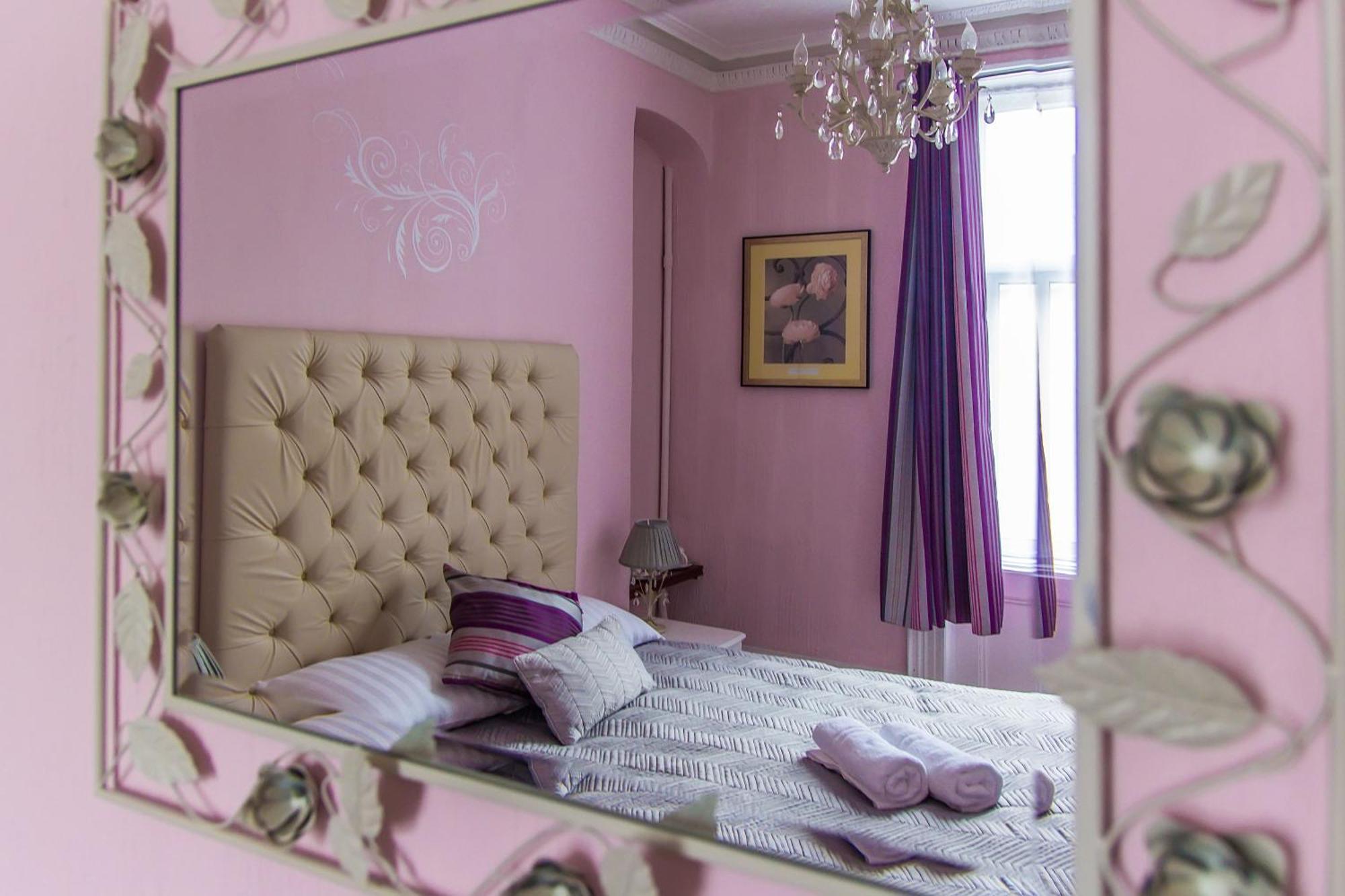 Zimmer Blush & Grey mit Kingsize-Bett