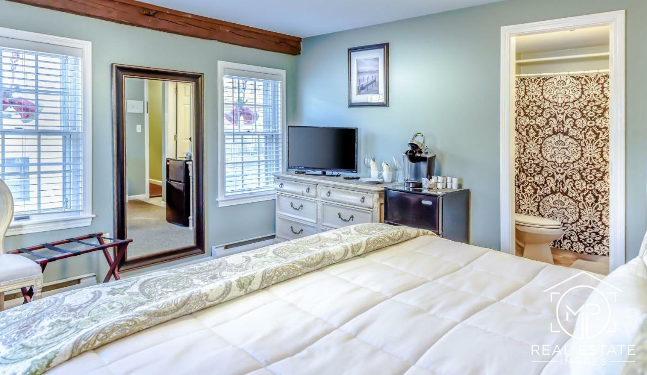 Room 2 - Ribbon Room - Standard King