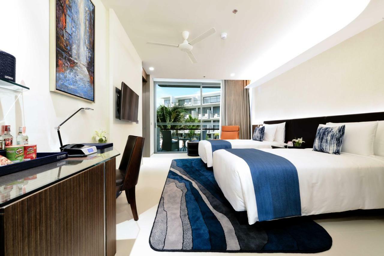 Zweibettzimmer mit Poolblick