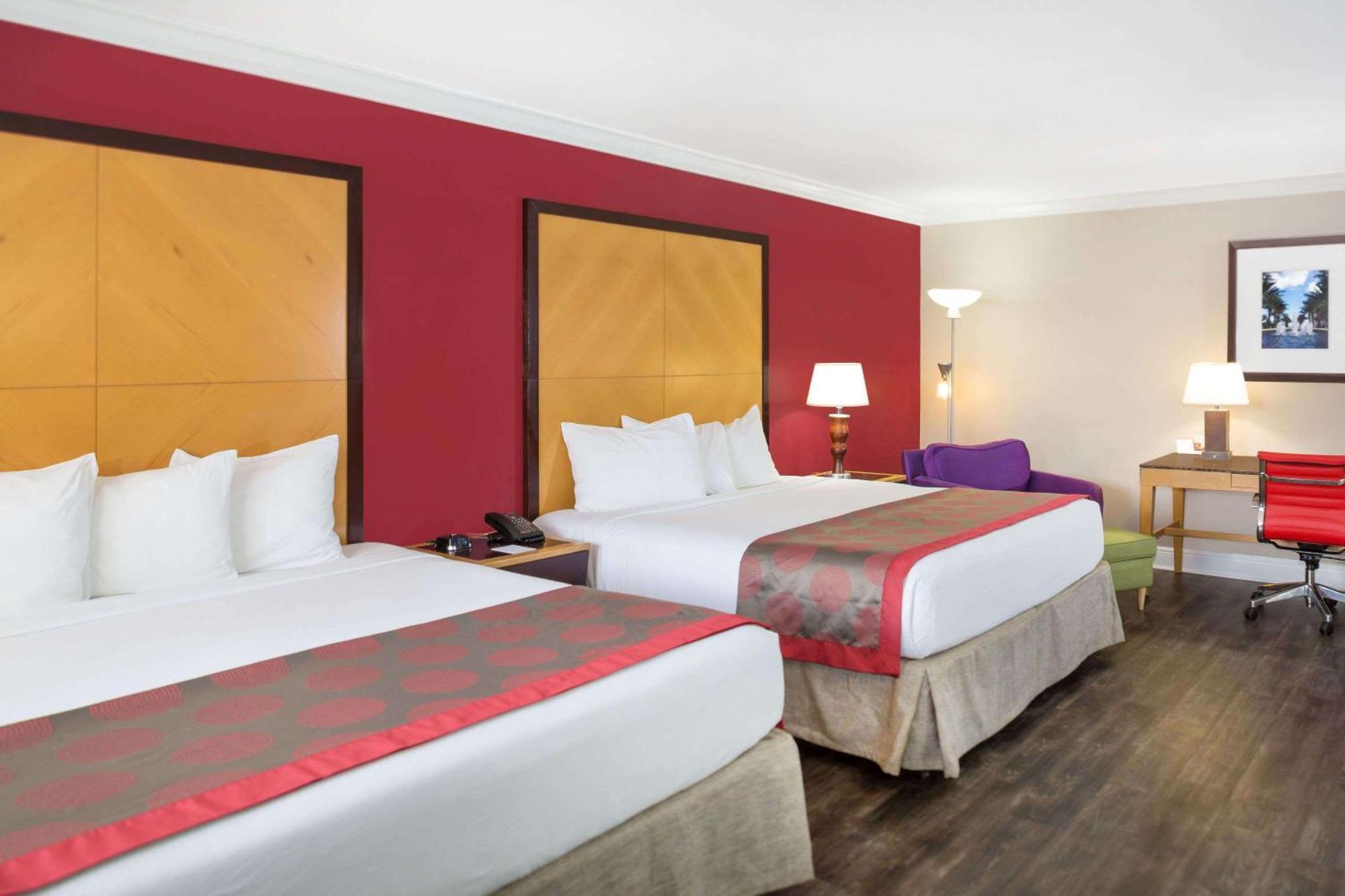 Chambre Lit King-Size de Luxe avec Vue sur la Piscine - Non-Fumeurs