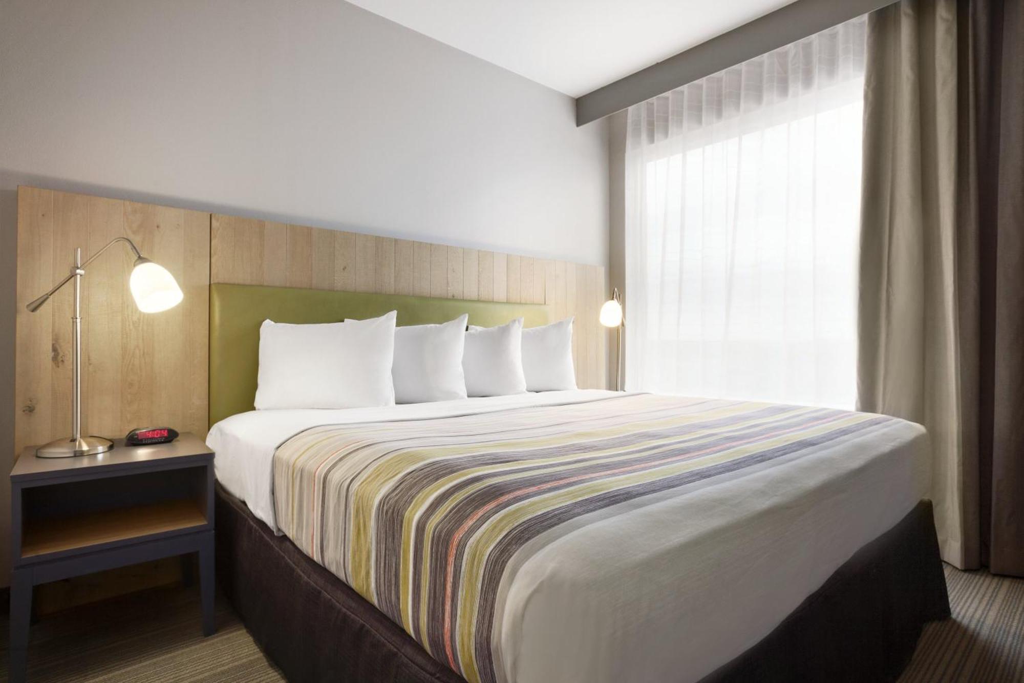One-Bedroom King Suite - Non-Smoking
