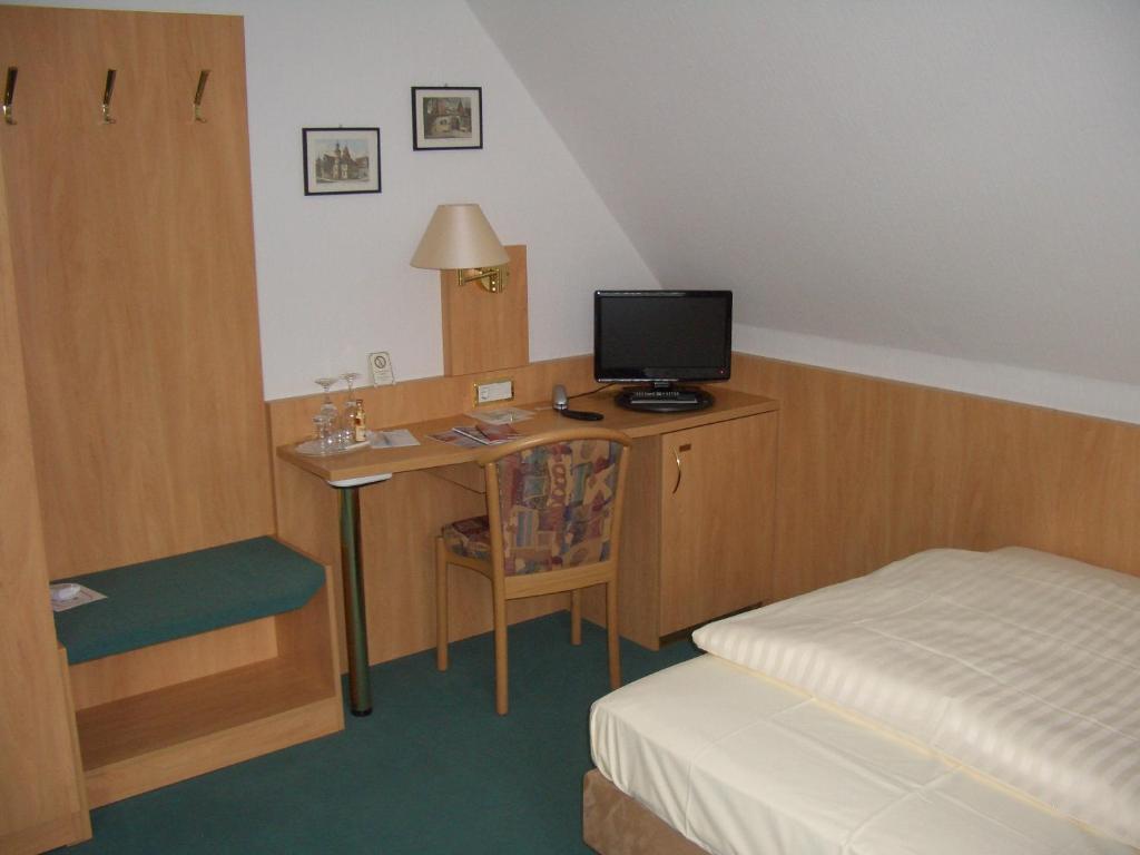Zimmer mit Queensize-Bett und Gartenblick
