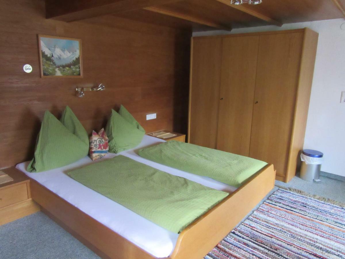 Dreibettzimmer mit Dusche