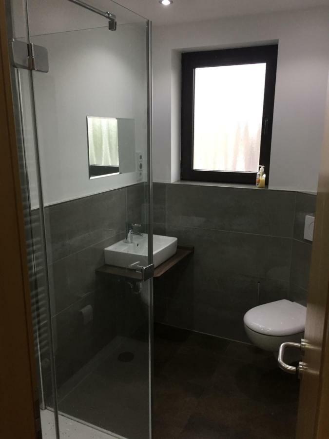 Einzelzimmer mit Gemeinschaftsdusche und -WC