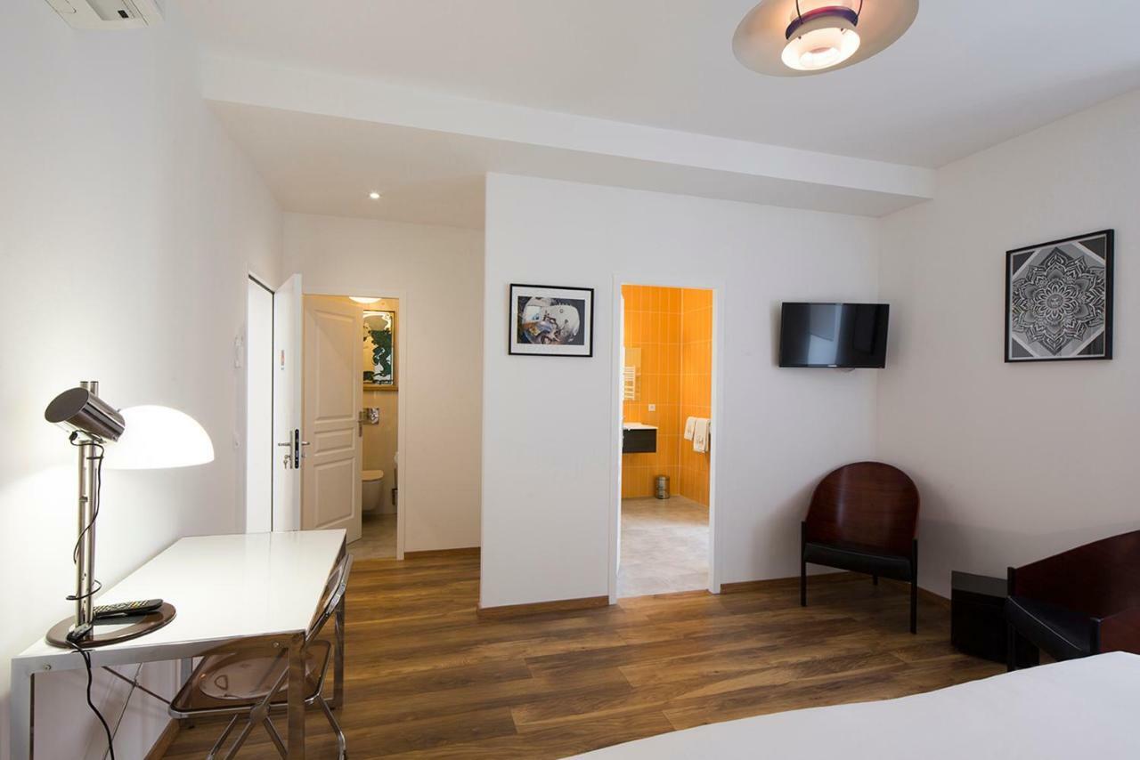 Habitación con cama extragrande.