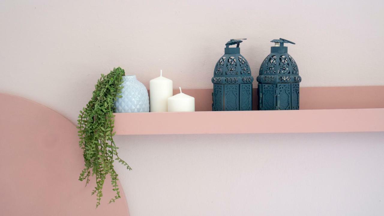 Deze driepersoonskamer heeft een gedeelde badkamer.