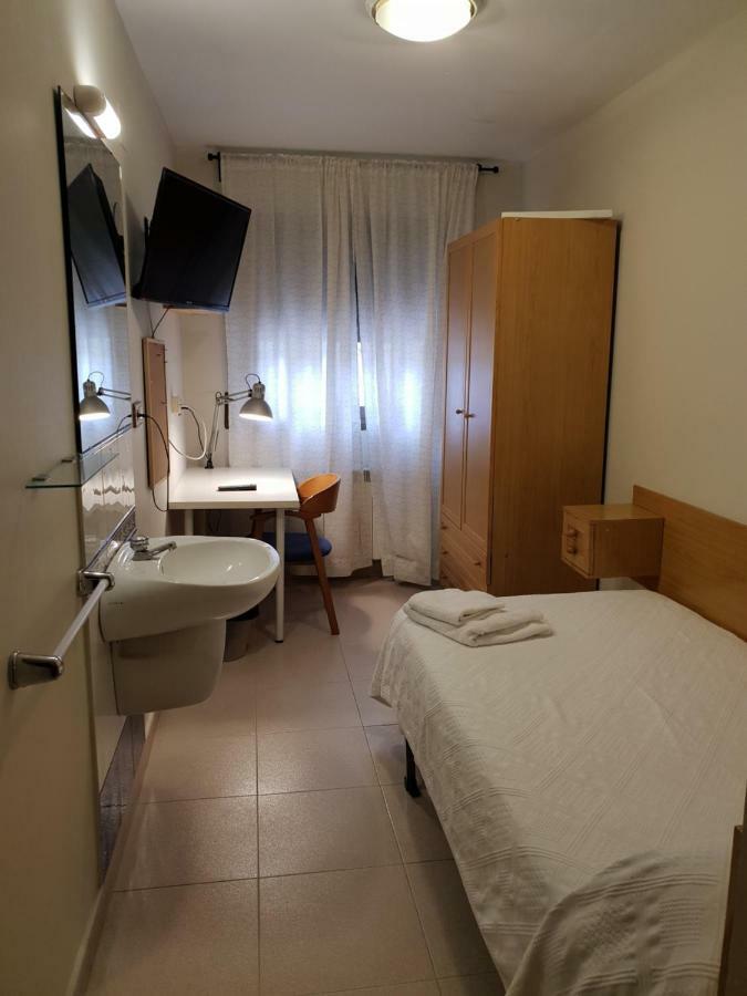 Amplia Habitación Individual con baño compartido