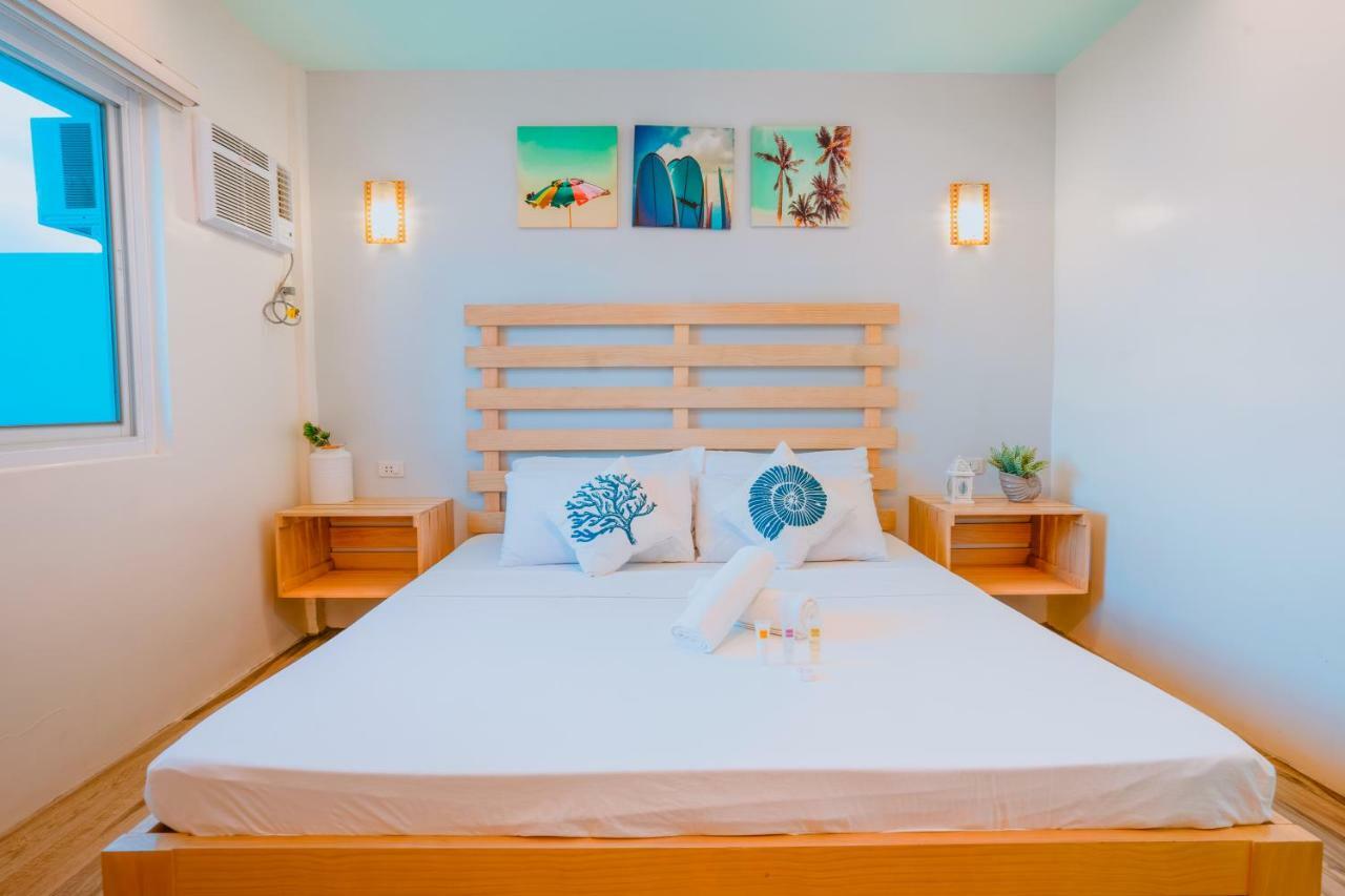 Habitación con cama extragrande y vistas al mar