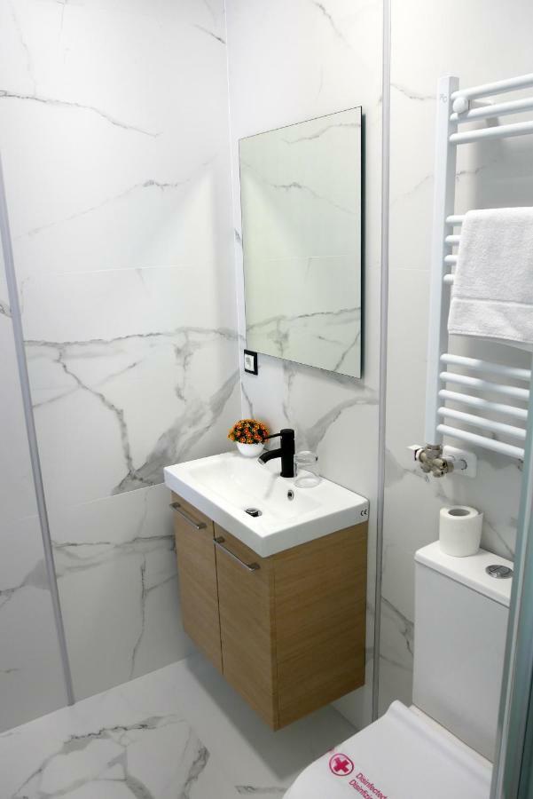 Deluxe Double Room with Balcony,909384724:JPEG