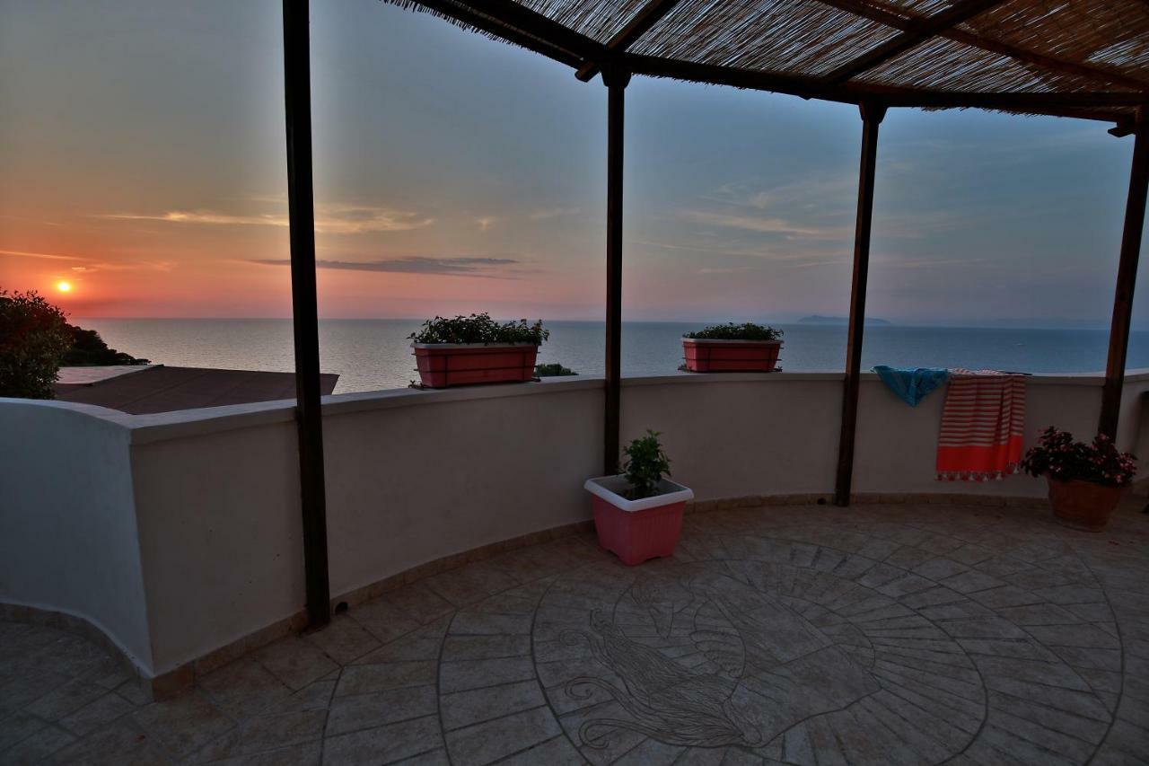 Camera Matrimoniale con Balcone e Vista Mare