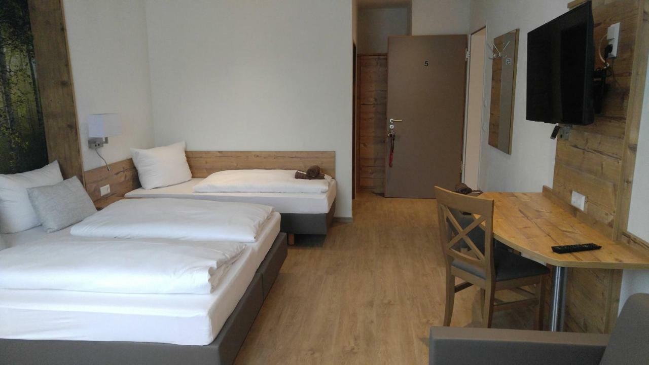 Dreibettzimmer mit Dusche