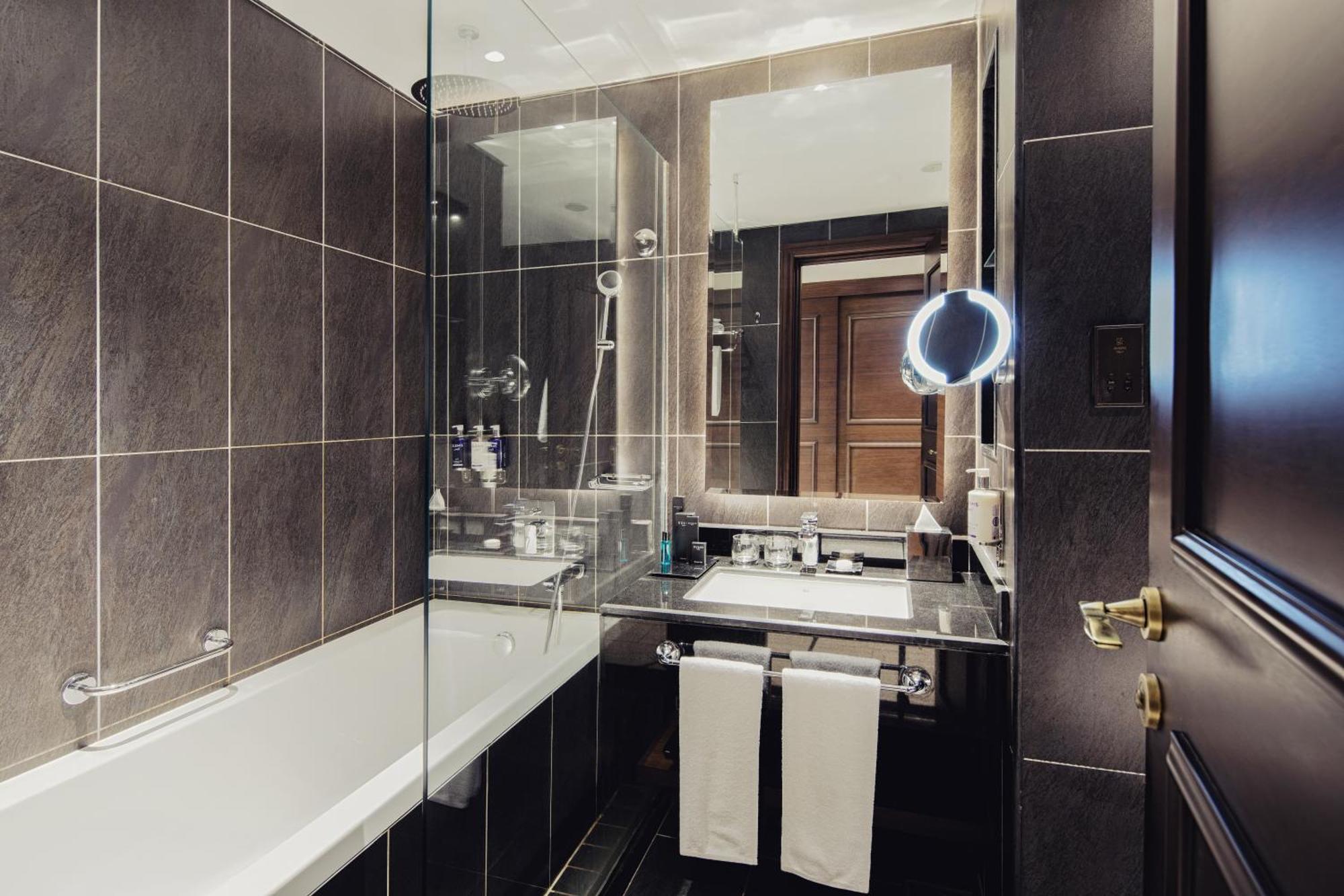 Superior Zimmer – mit Zugang zum Kids Club, eigenem Strand, Infinity-Pool und Strömungskanal