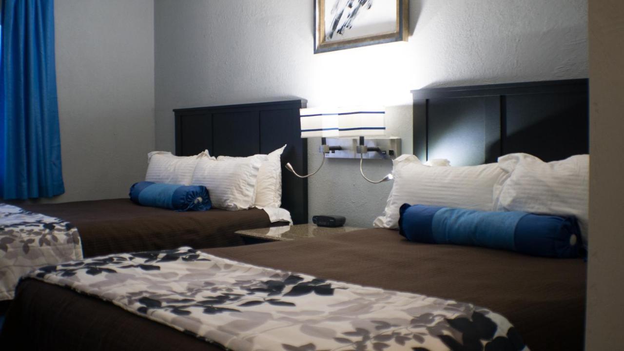 Queen Room with Two Queen Beds - Interior Corridor