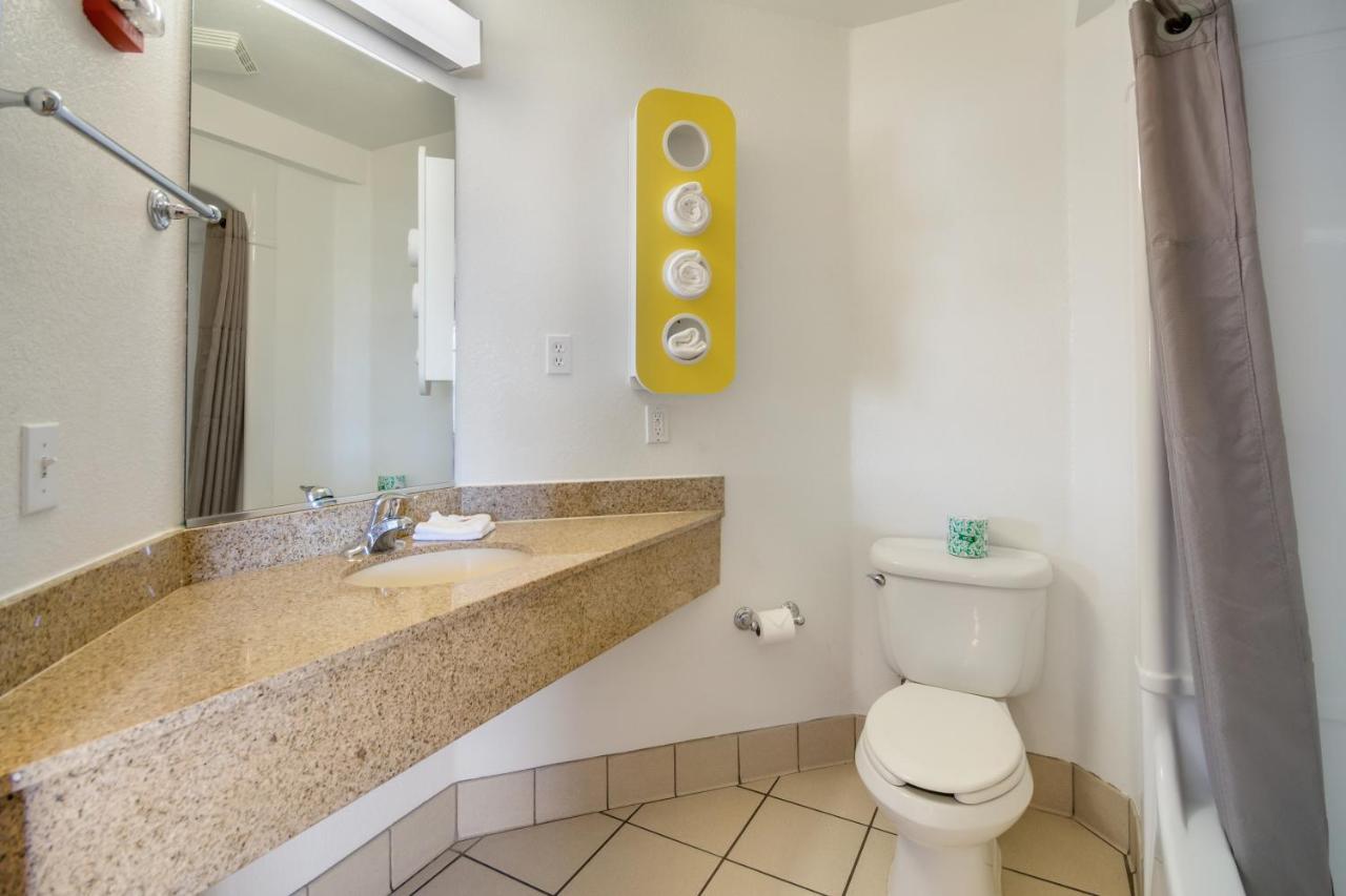 Queen Room - Mobility/Hearing Accessible with Bathtub with Grab Bars/Non-Smoking