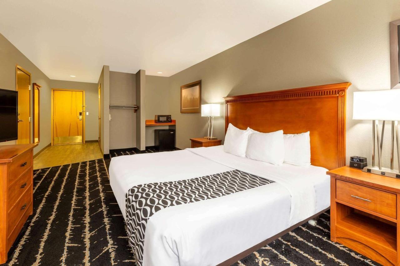 Queen Room with Mobility/Hearing Impaired Access - Non-Smoking