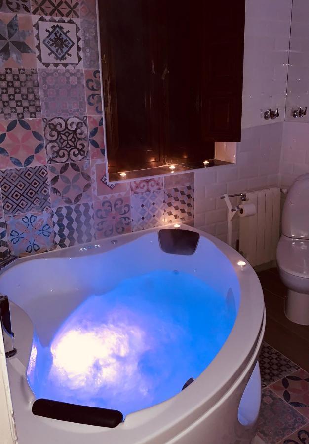 Habitación con cama grande y bañera de hidromasaje